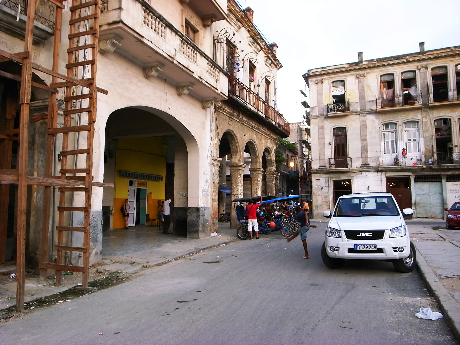 夕暮れのハバナ旧市街を散歩 / キューバ