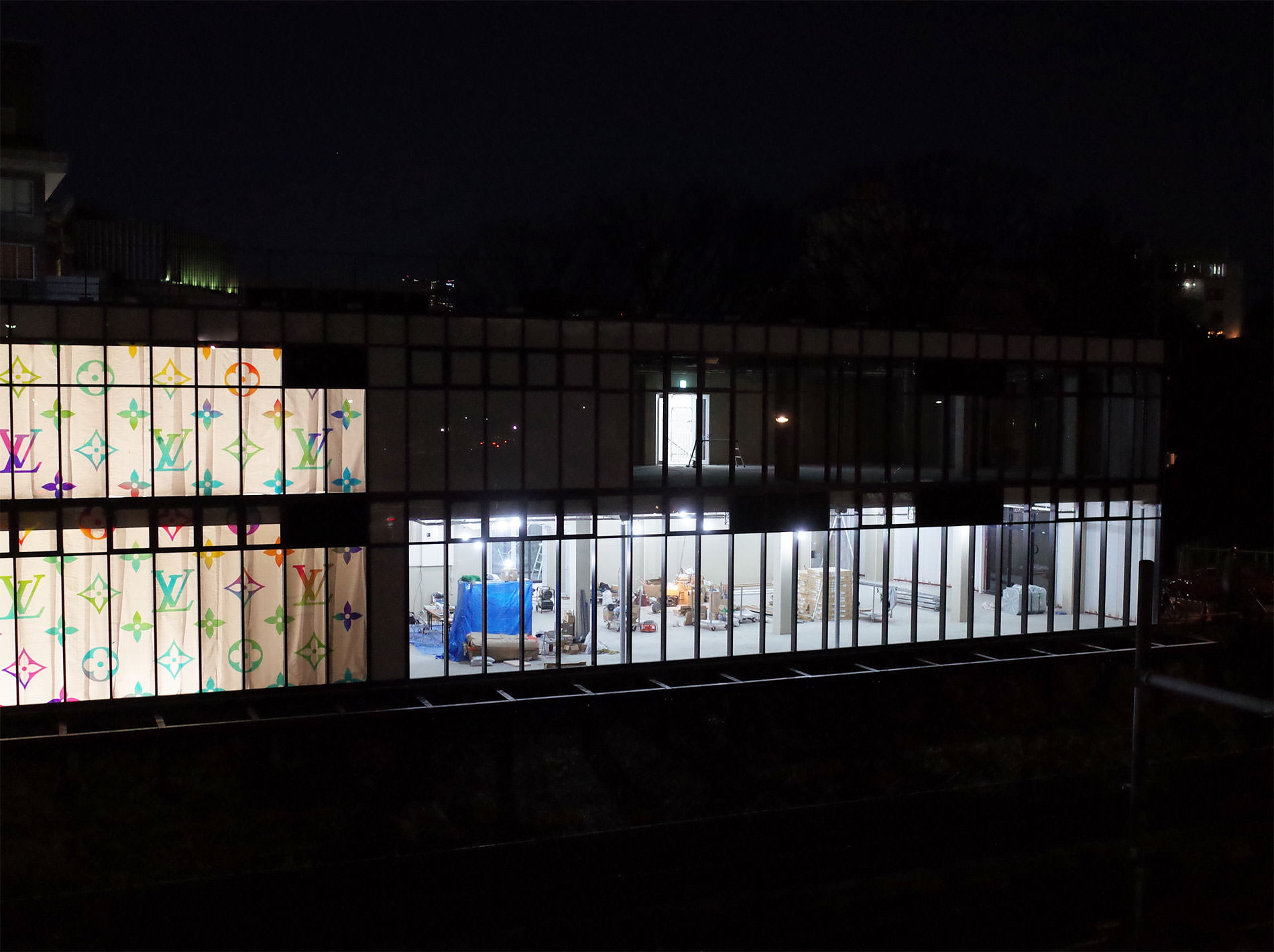 原宿駅前に建設中のルイ・ヴィトン マルチカラー / a new building of LOUIS VUITTON Multicolor in near the Harajuku station